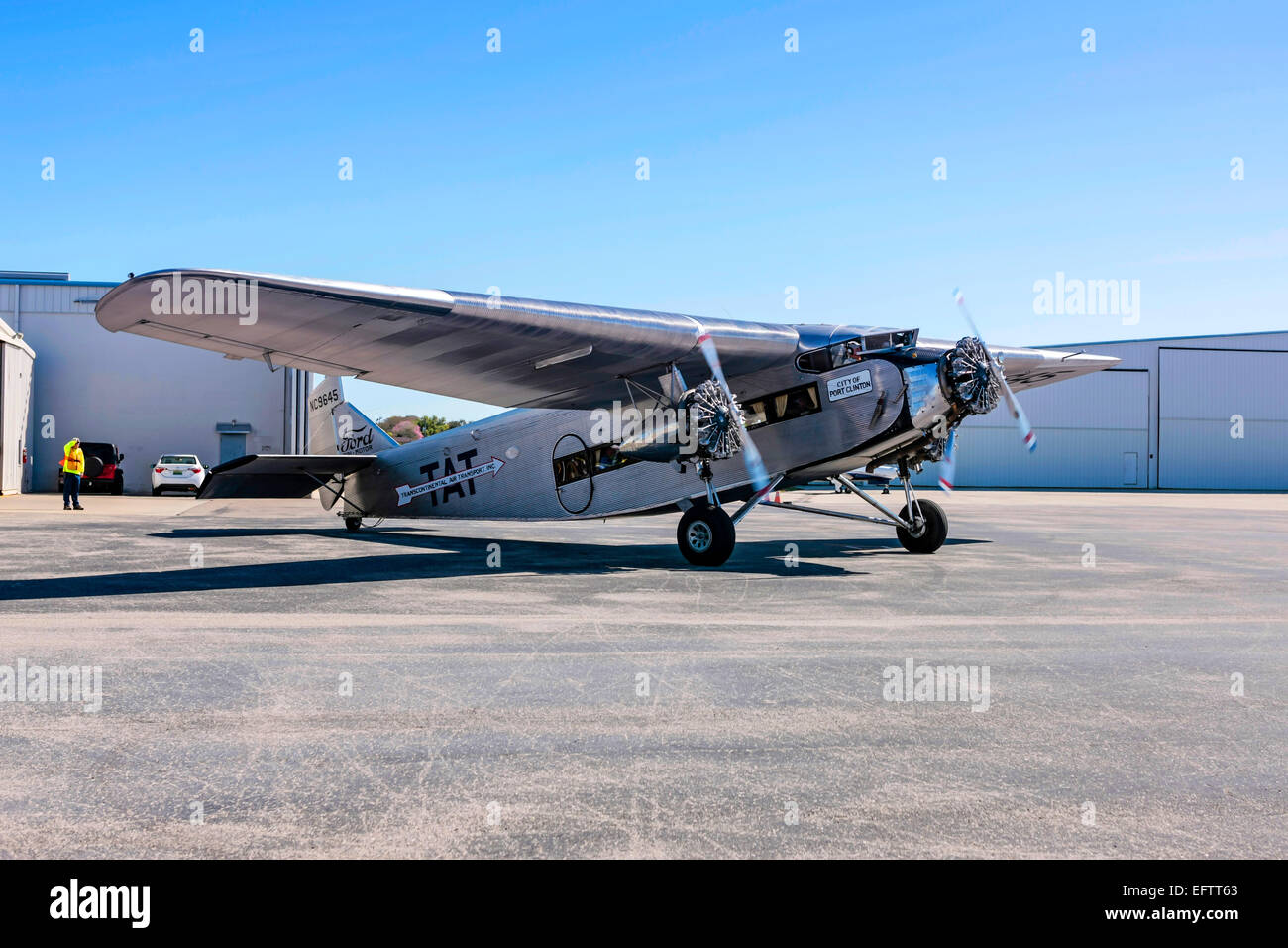 Passagiere an Bord starten die drei Wright J-6-9 Wirbelwind Radialkolben neun-Zylinder-Motoren auf einem 1929 Ford 4-AT-E Trimotor Stockfoto