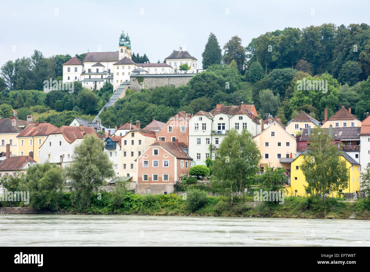 Waterfron der Citiy Passau am Inn. Wallfahrtskirche Mariahilf oben auf dem Hügel. Stockfoto