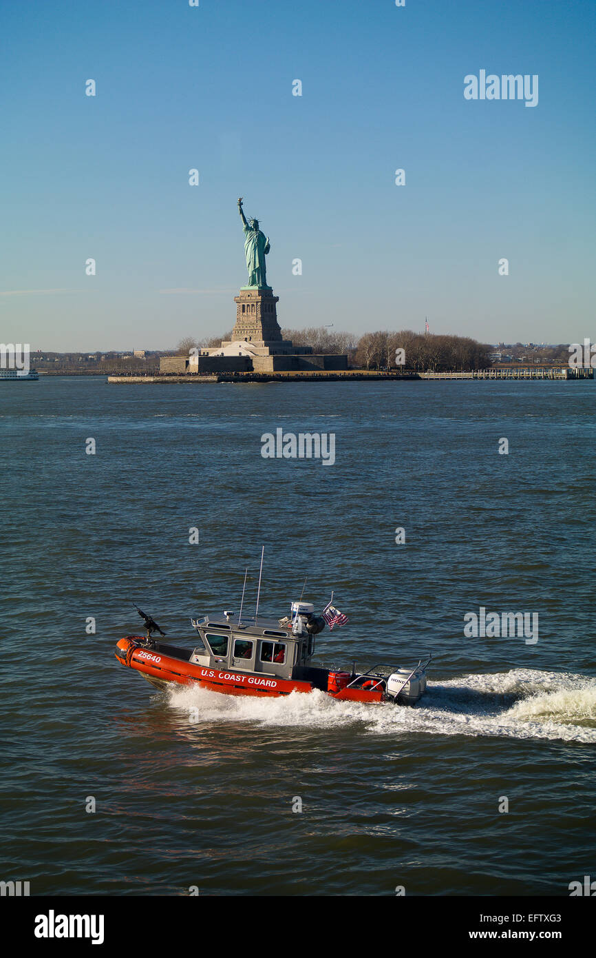 Die US-Küstenwache Boot. Statue of Liberty. Manhattan. New York. USA. Stockfoto