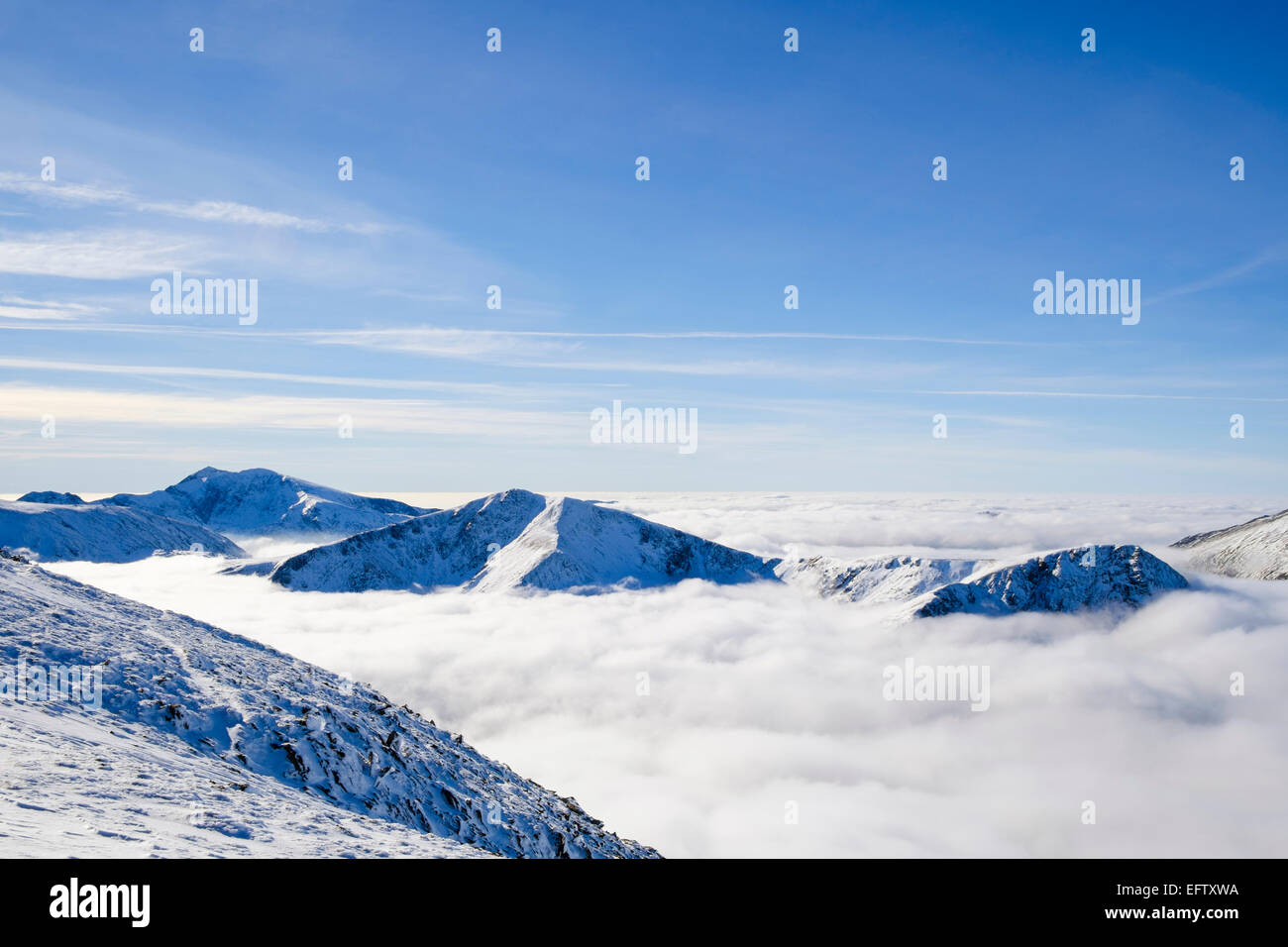 Snowdon, Y Garn und Foel Goch Gipfeln oberhalb der niedrigen Cloud von Temperaturinversion in Nant Ffrancon Tal Snowdonia Wales UK verursacht Stockfoto