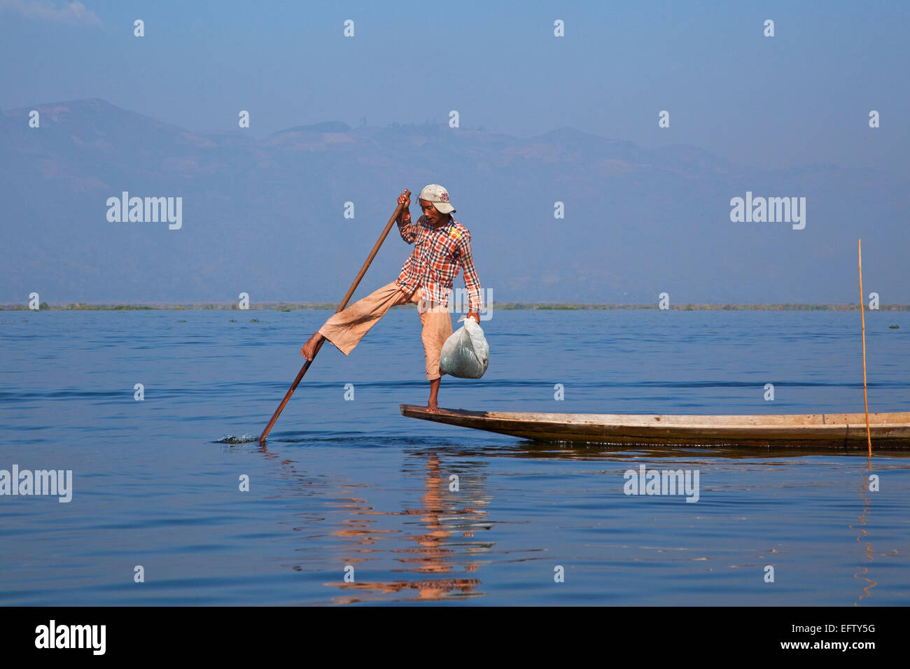 Intha Fischer Lenkung traditionellen Fischerboot durch Umwickeln Bein um Ruder, Inle-See, Nyaungshwe, Shan State in Myanmar / Birma Stockfoto