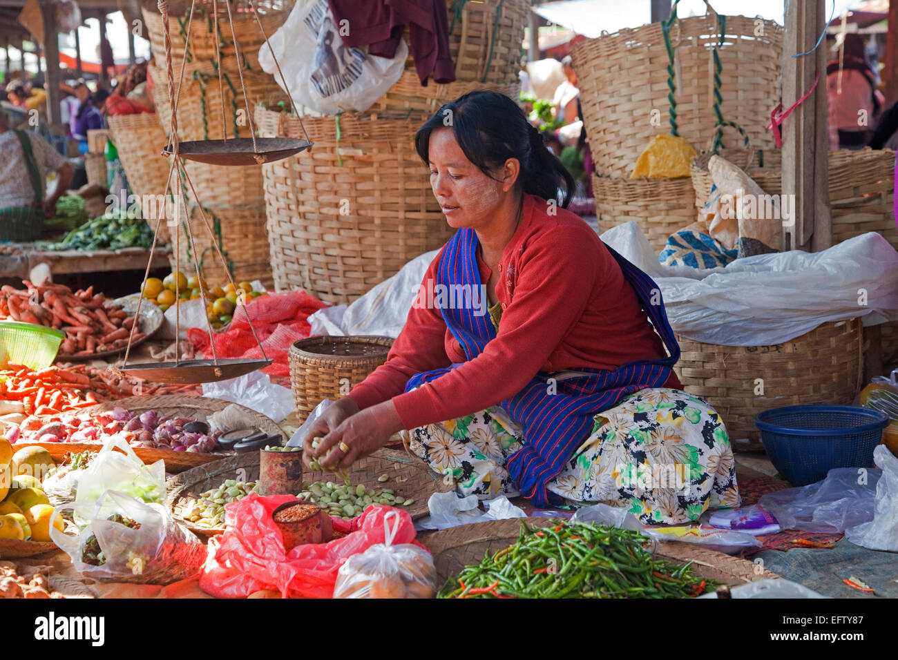Intha Verkäufer Verkauf von Gemüse auf Lebensmittelmarkt in Dorf am See entlang Inle-See, Nyaungshwe, Shan State in Myanmar / Birma Stockfoto