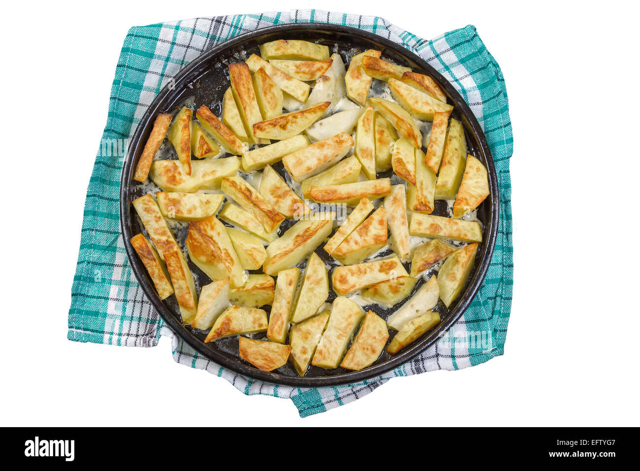 Gebackene Kartoffel in eine Pfanne Nahaufnahme, Ansicht von oben. Auf einem weißen Hintergrund. Stockfoto