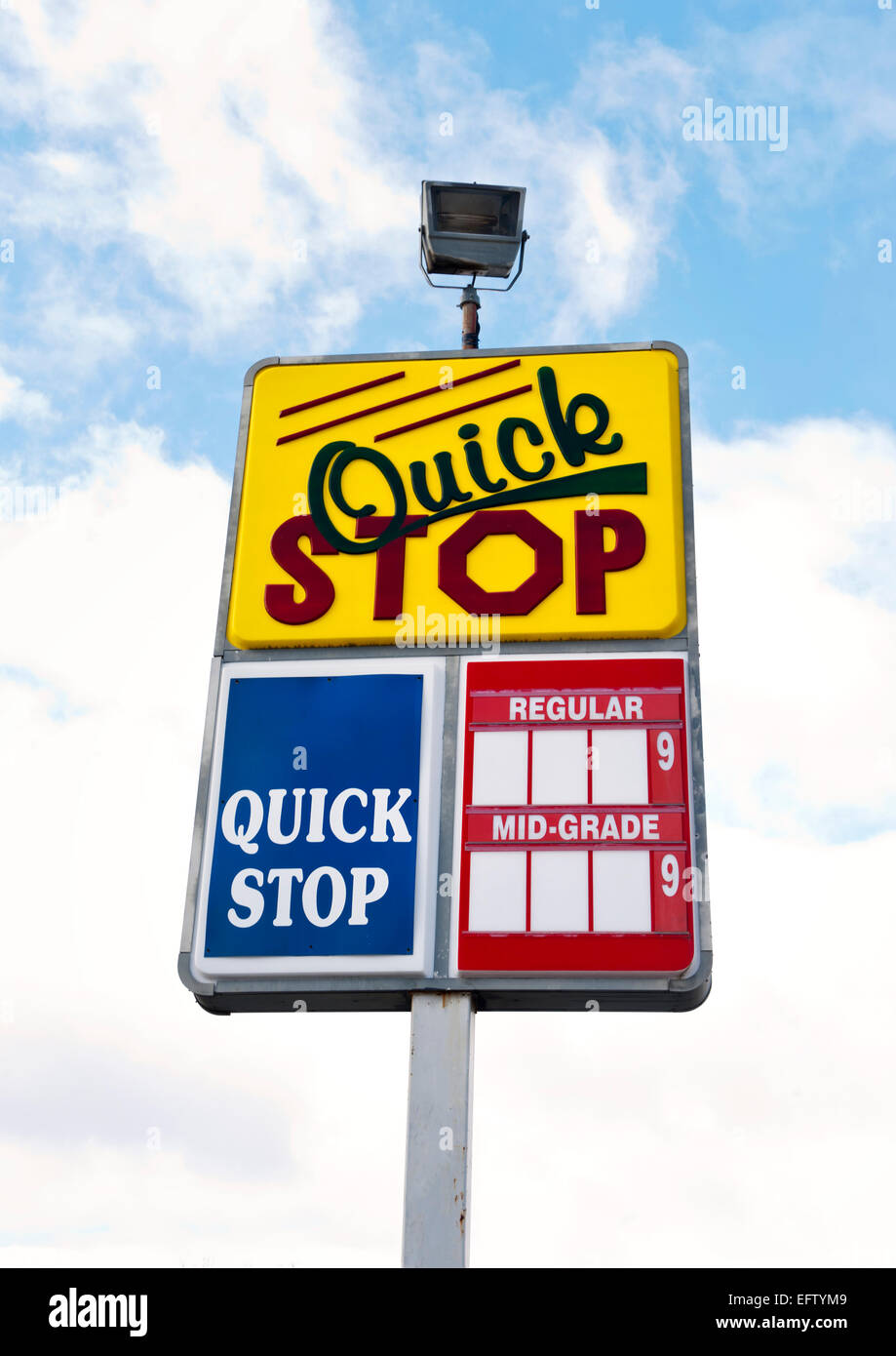 Ein Zeichen für eine "aus dem Geschäft" Quick Stop Supermarkt und Tankstelle Stockfoto