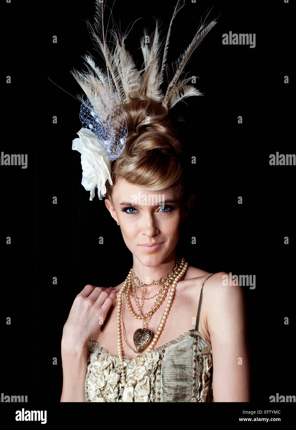 Engaging Kopf einer Frau in ihren Dreißigern tragen eine künstlerische Designer Garderobe durch Stella Bande erschossen Stockfoto