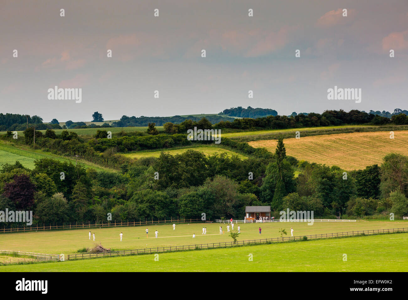Ländliche Szene mit Fernsicht auf Cricket Field und Match Stockfoto