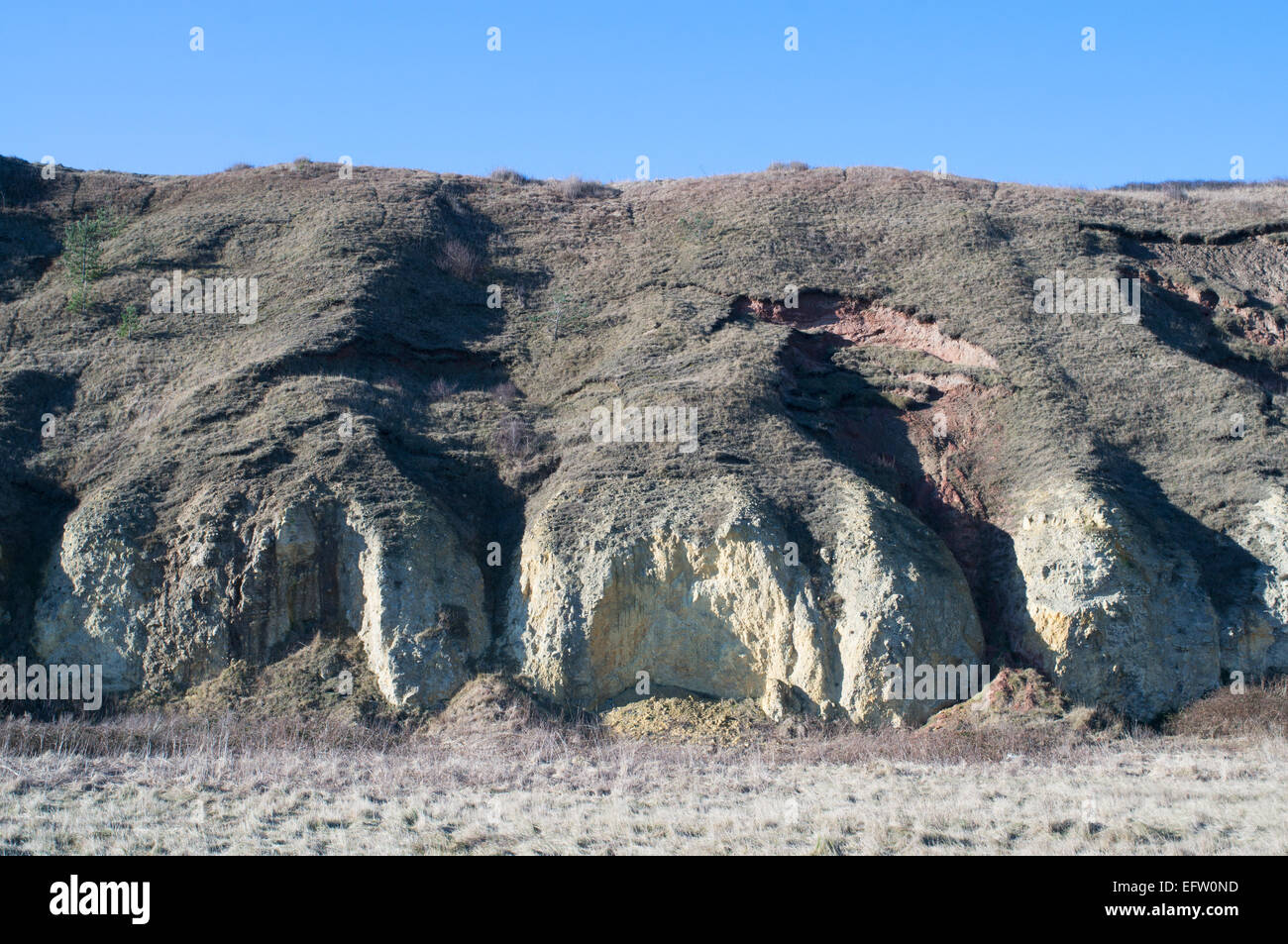 Magnesium oder Magnesitbindung Kalkstein-Klippen in der Nähe von Horden, Durham Küste gesehen aus England Küste Weg, Großbritannien Stockfoto