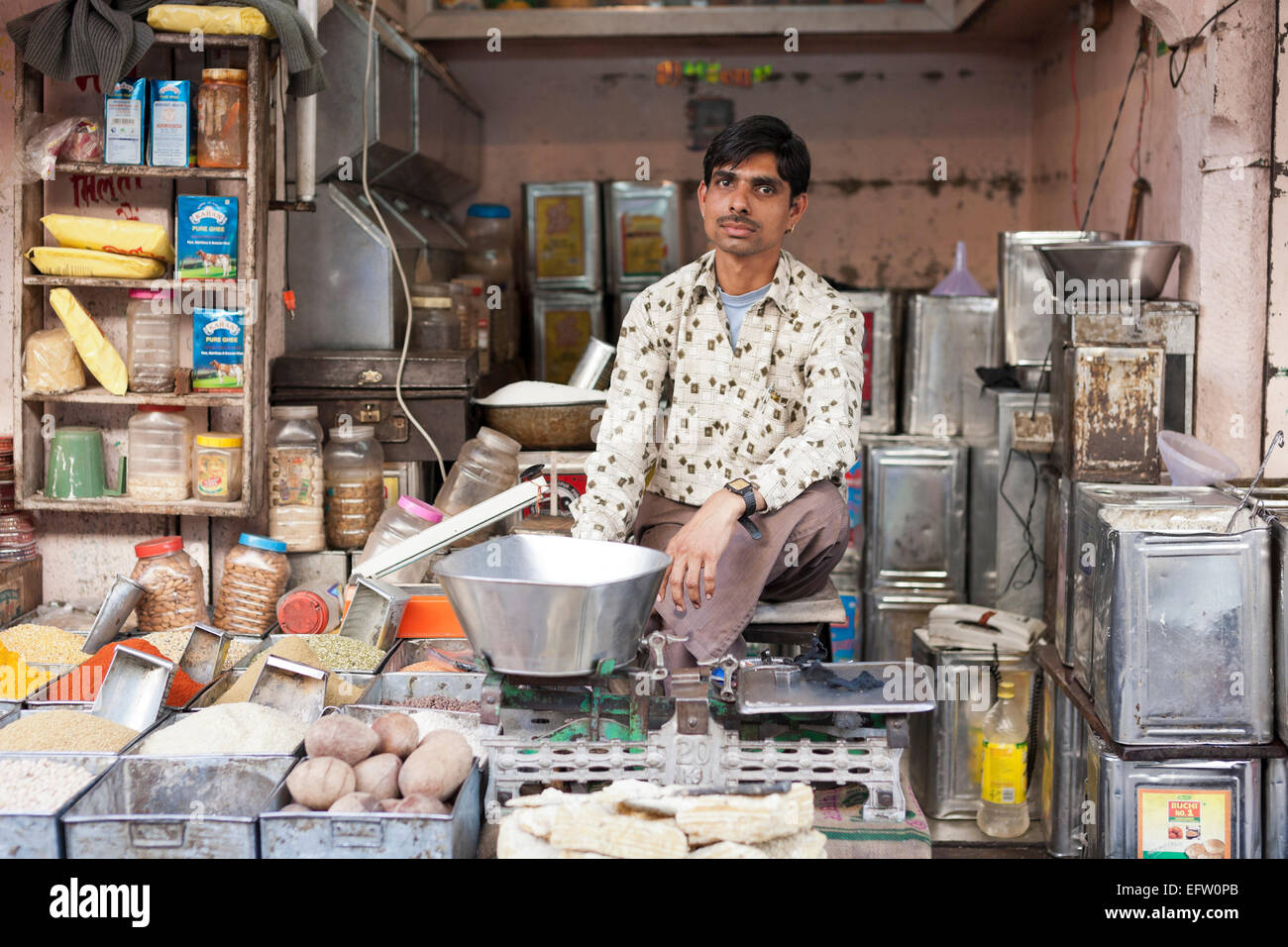 Jodhpur, Rajasthan, Indien. Gewürz und Ghee Shop im Basar. Stockfoto