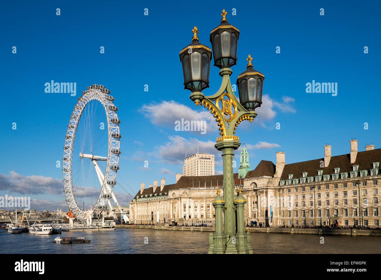 Das London Eye und alten County Hall, London, England, UK Stockfoto