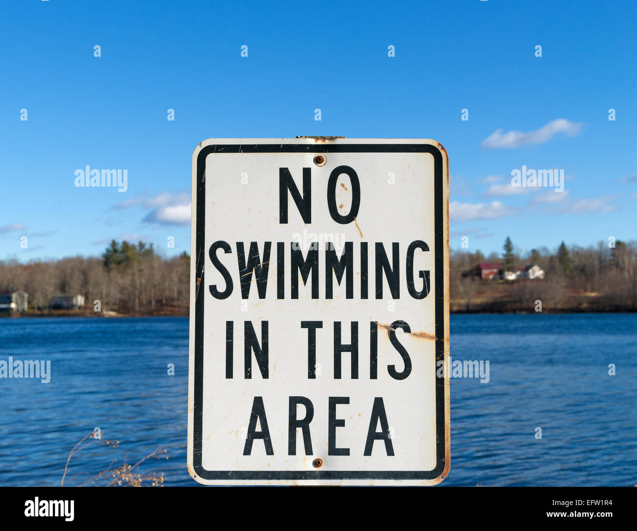 Ein Nein In diesem Badebereich Zeichen mit einem See im Hintergrund. Stockfoto