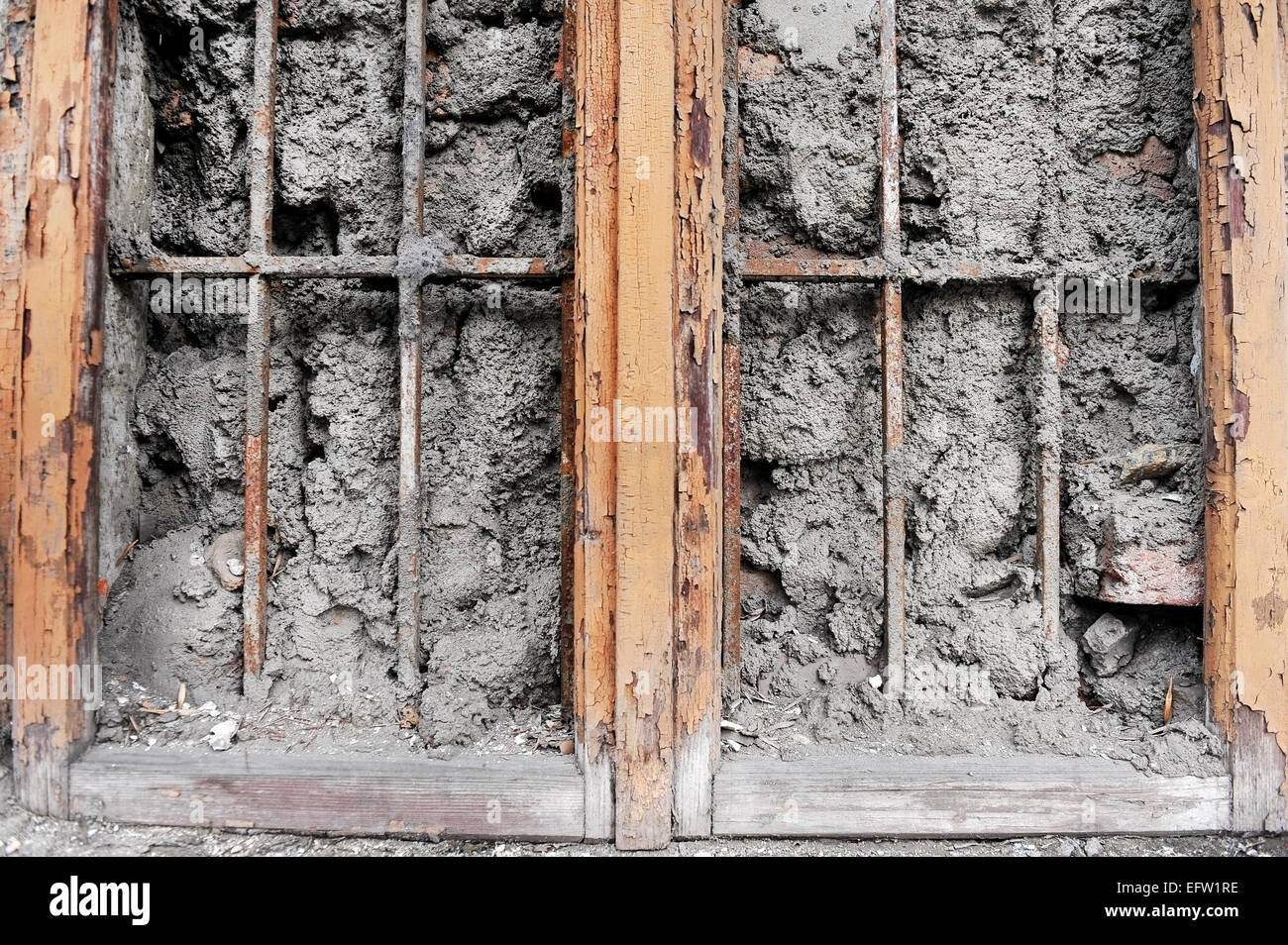 Detail mit alten Holzfenster mit Zement gefüllt erschossen Stockfoto