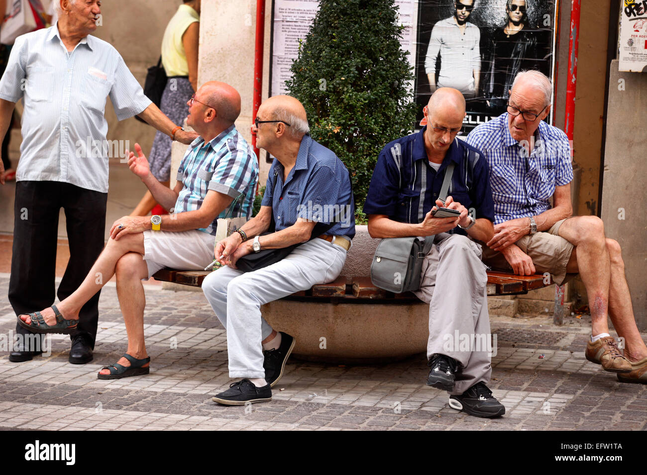 Eine Gruppe von Kollegen saß auf einer Bank in Chieti, Italien. NUR ZUR REDAKTIONELLEN VERWENDUNG. Stockfoto