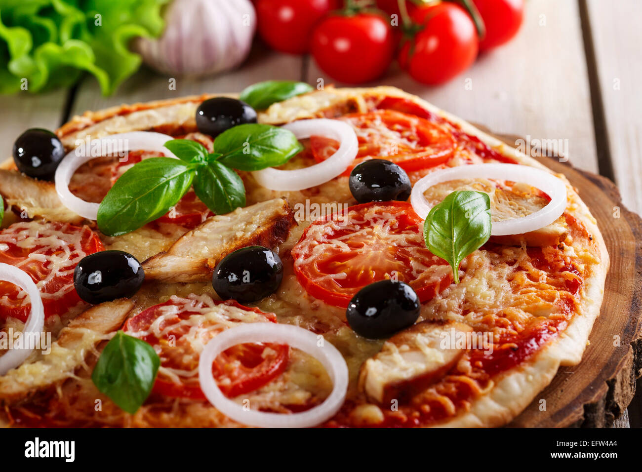 Pizza mit Huhn Käse und Tomaten Stockfoto
