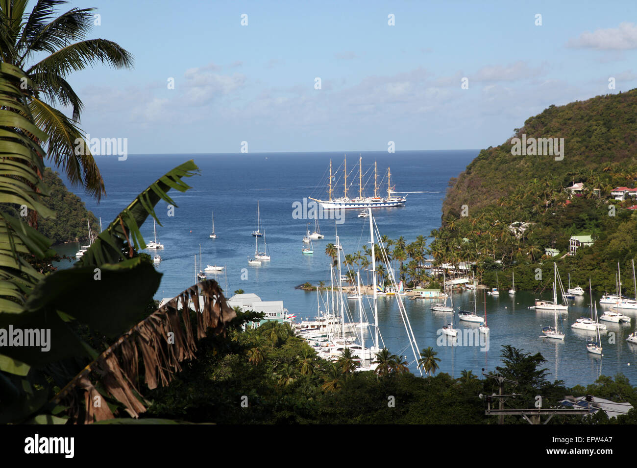 Die atemberaubende Landschaft der Marigot Bay in der karibischen Insel St. Lucia macht es einen beliebten Treffpunkt der Yachties Stockfoto