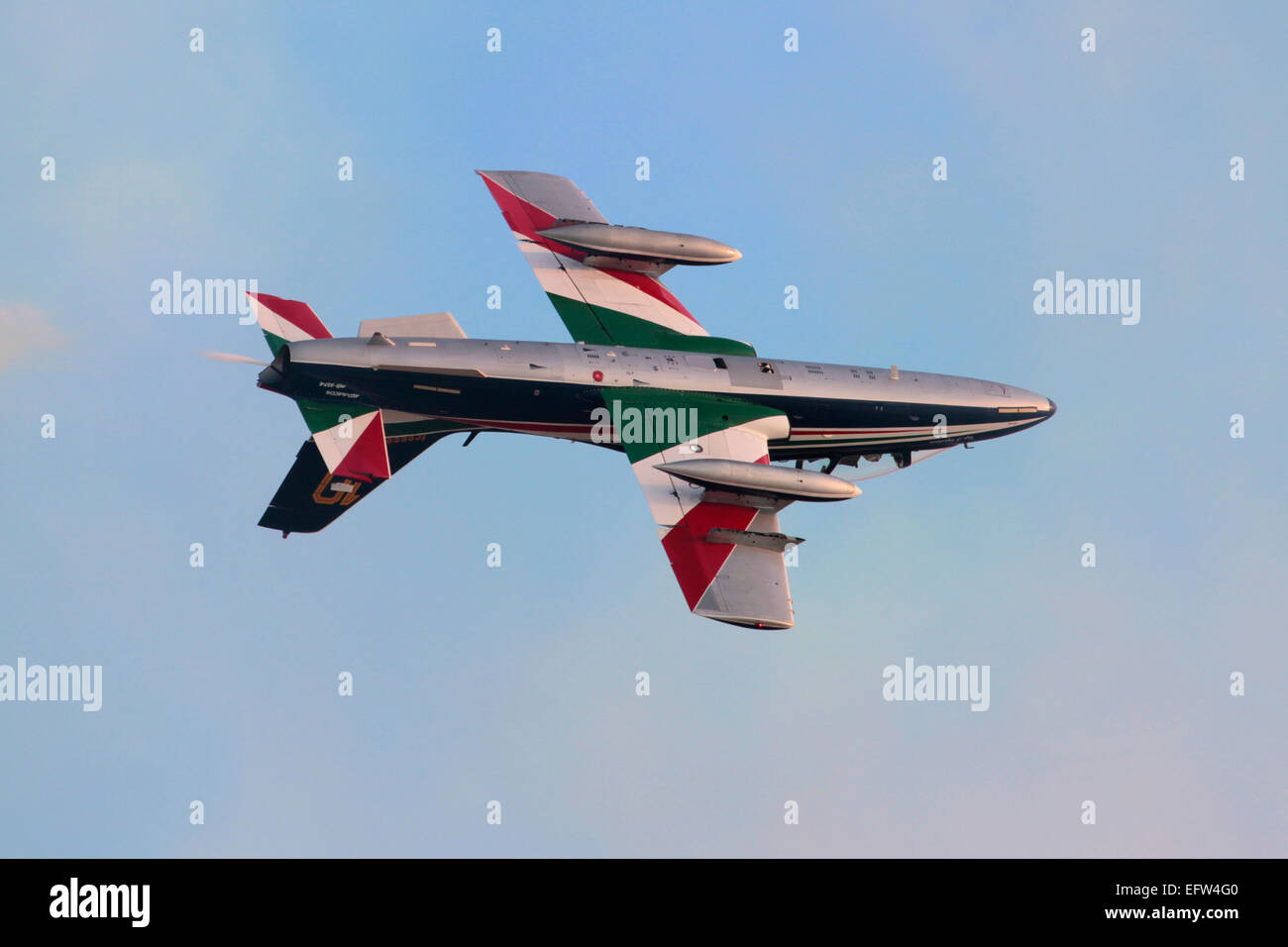 Militärische Luftfahrt. Aermacchi MB-339 von der Kunstflugstaffel Frecce Tricolori fliegen während einer Anzeige invertiert Stockfoto