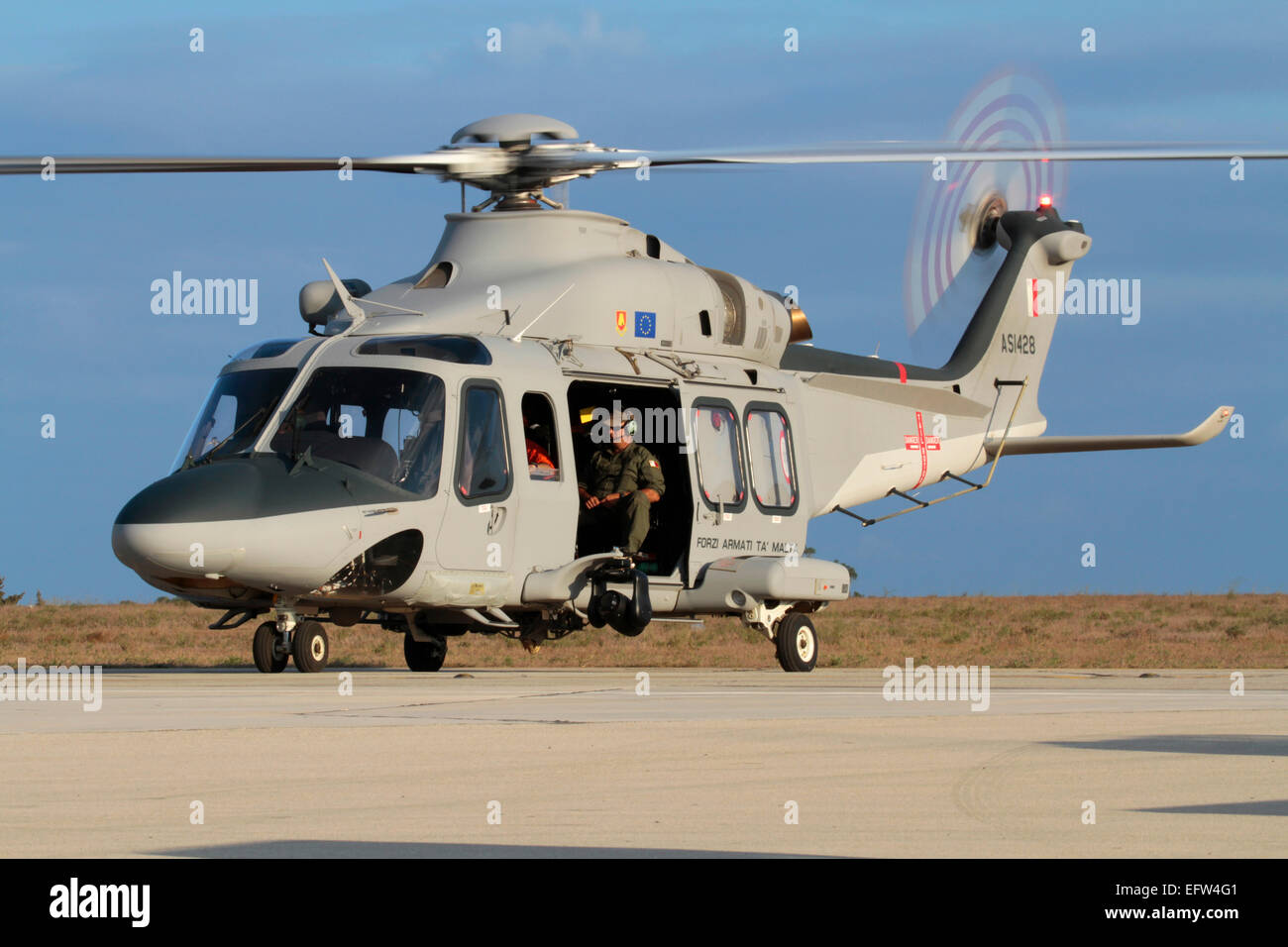 Militärhubschrauber. AgustaWestland AW139 der Streitkräfte von Malta auf dem Boden mit Motor läuft und Rotoren drehen Stockfoto