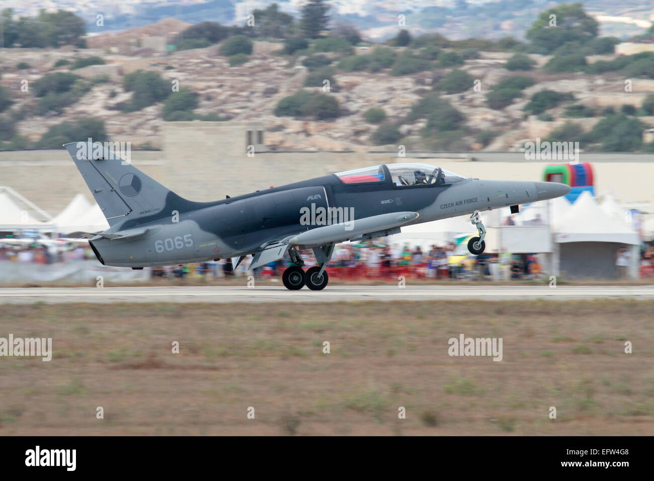 Aero l-159 ALCA (advanced leichtes Kampfflugzeug) Landung nach einer Anzeige in Malta Stockfoto