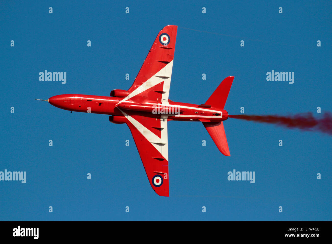 British Aerospace Hawk der Royal Air Force Kunstflugstaffel Red Arrows während einer Anzeige Stockfoto