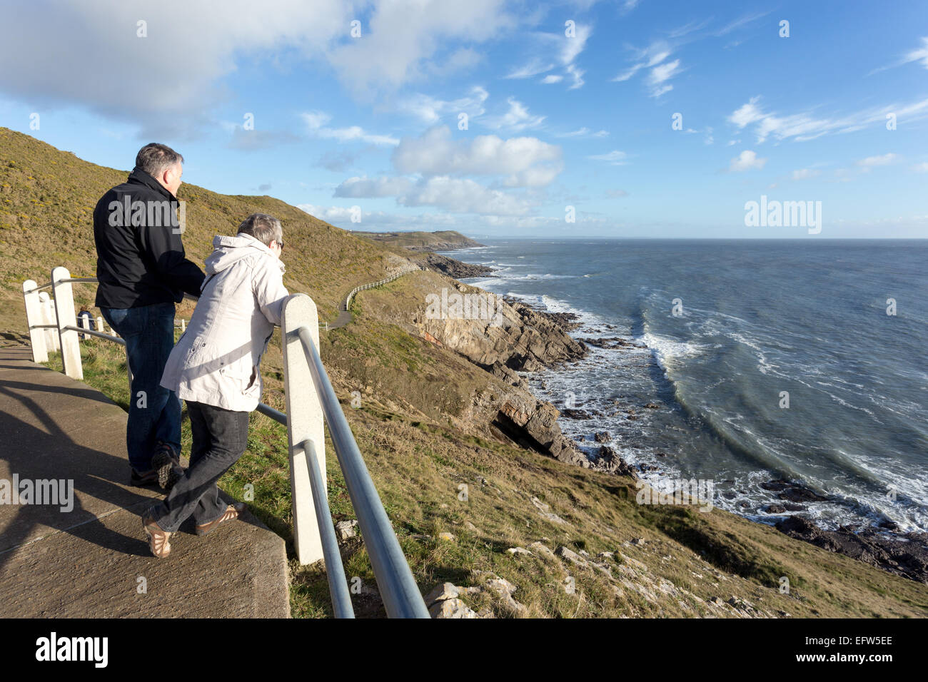 Wanderer genießen die Aussicht auf die Bucht von Caswell, Langland Teil der South Wales Coast Path Stockfoto