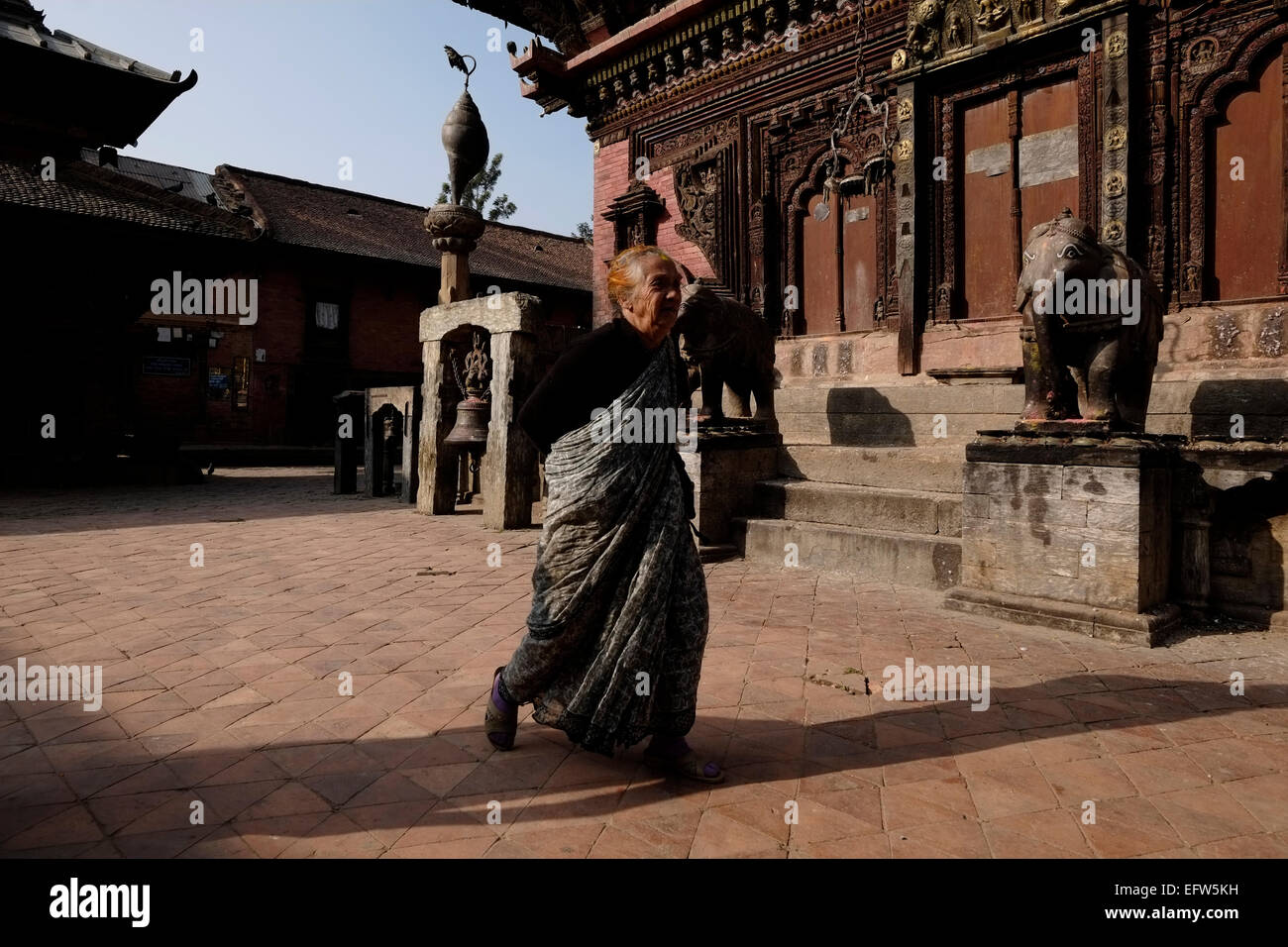 Hindu Anhänger Kreisen Changu Narayan-Tempel der ältesten Wallfahrt Website von Kathmandu-Tal in Nepal und auf der UNESCO-Weltkulturerbe aufgeführt Stockfoto