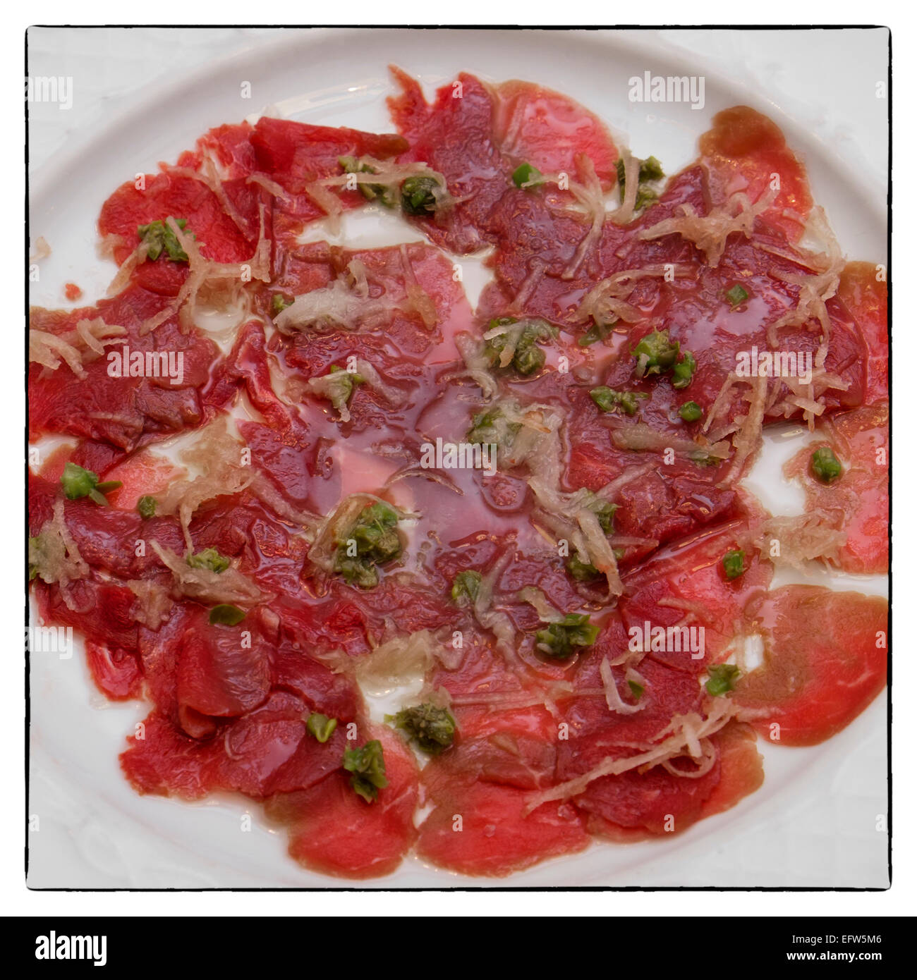 Ein Gericht aus dünn geschnittenes Carpaccio rohes Fleisch dekoriert mit Kapern Stockfoto