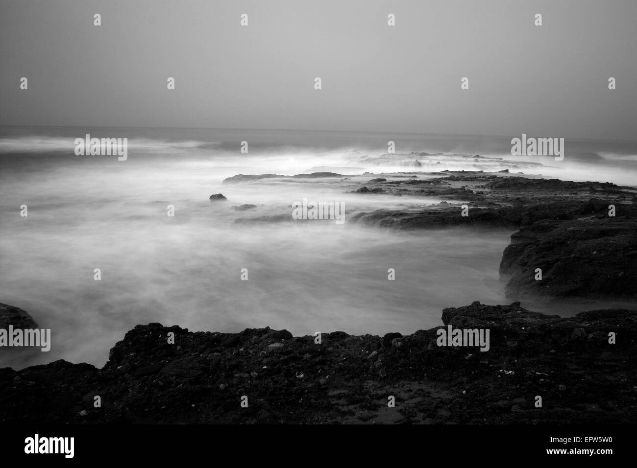 Ein am frühen Morgen Zeitlupe von Meerwasser Rauschen mehr als scharfe Bilder, zerklüfteten Küstenlinie Riff in Laguna Beach, Kalifornien. Stockfoto