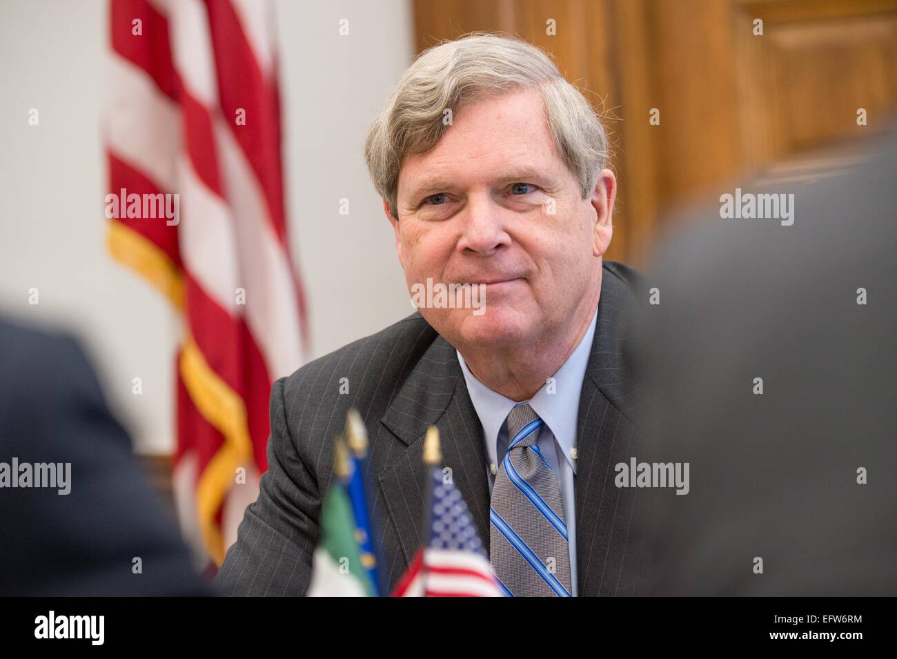 US-Landwirtschaftsminister Tom Vilsack während eines Treffens mit irischen Agrar-, Lebensmittel- und Marine-Minister Simon Coveney United States Department of Agriculture 10. Februar 2015 in Washington, DC. Stockfoto