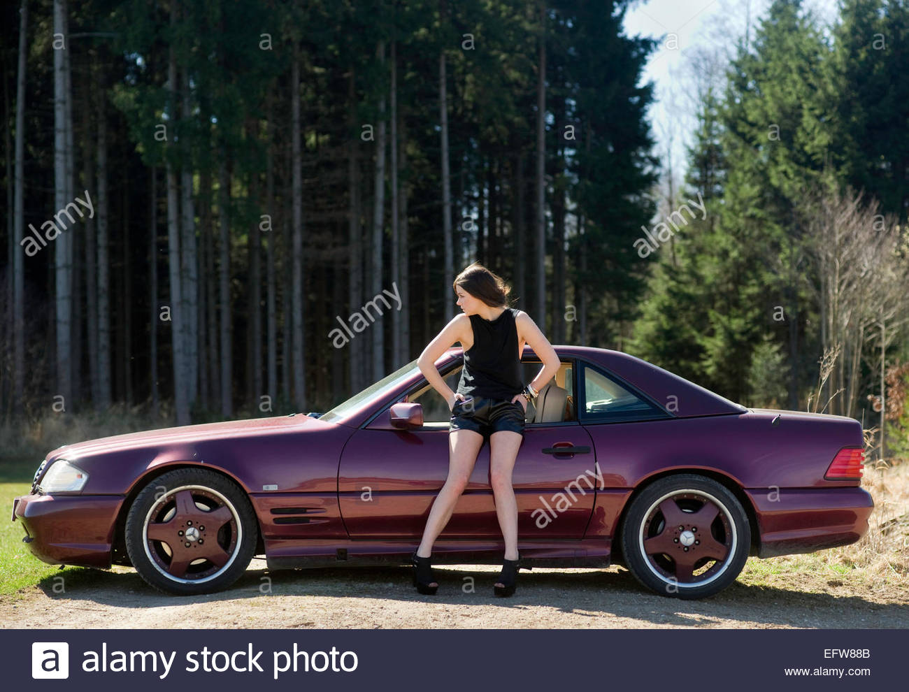 Lustige Frau Autofahren Lifestyle Portrait junge Erwachsene eine Person