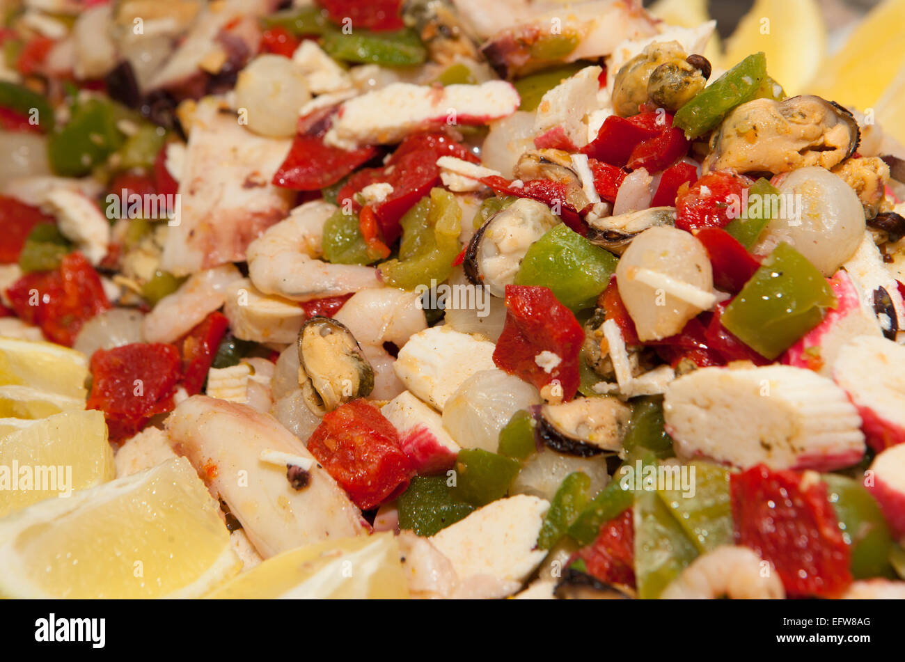 Meeresfrüchte-Salat mit Garnelen, Paprika und Zwiebeln Stockfoto