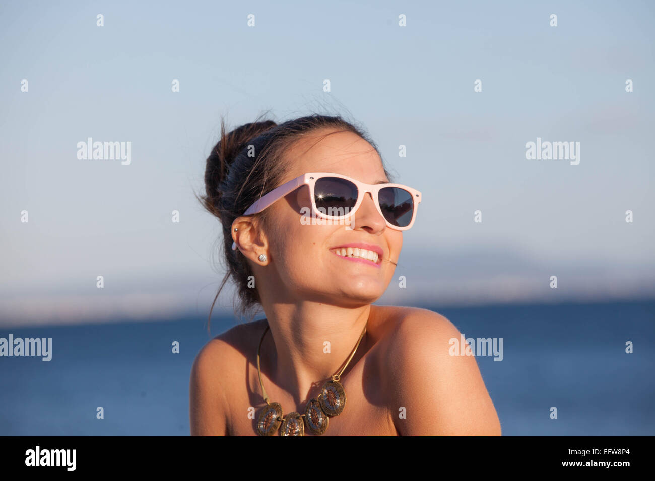 glückliche Frau im Sommer Strandurlaub Stockfoto