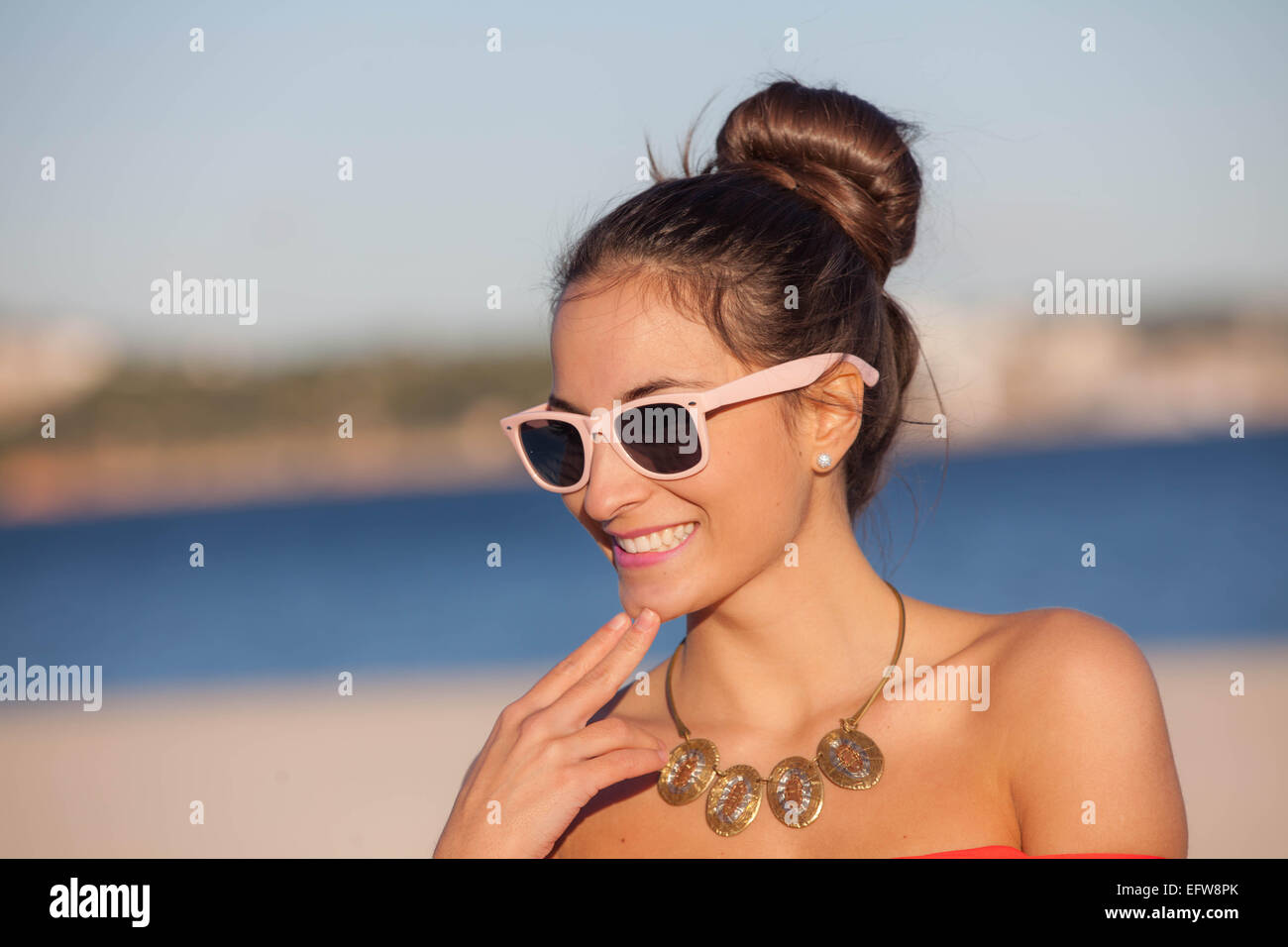 glückliche Frau im Sommerurlaub Stockfoto