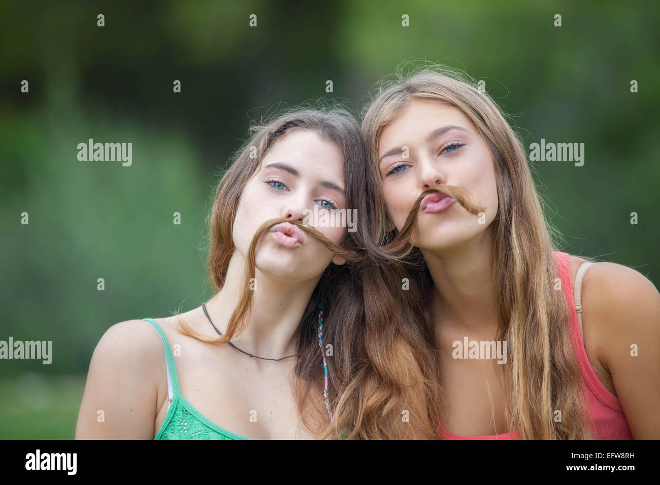 verspielte Teens Mädchen mit Haaren Schnurrbart Stockfoto