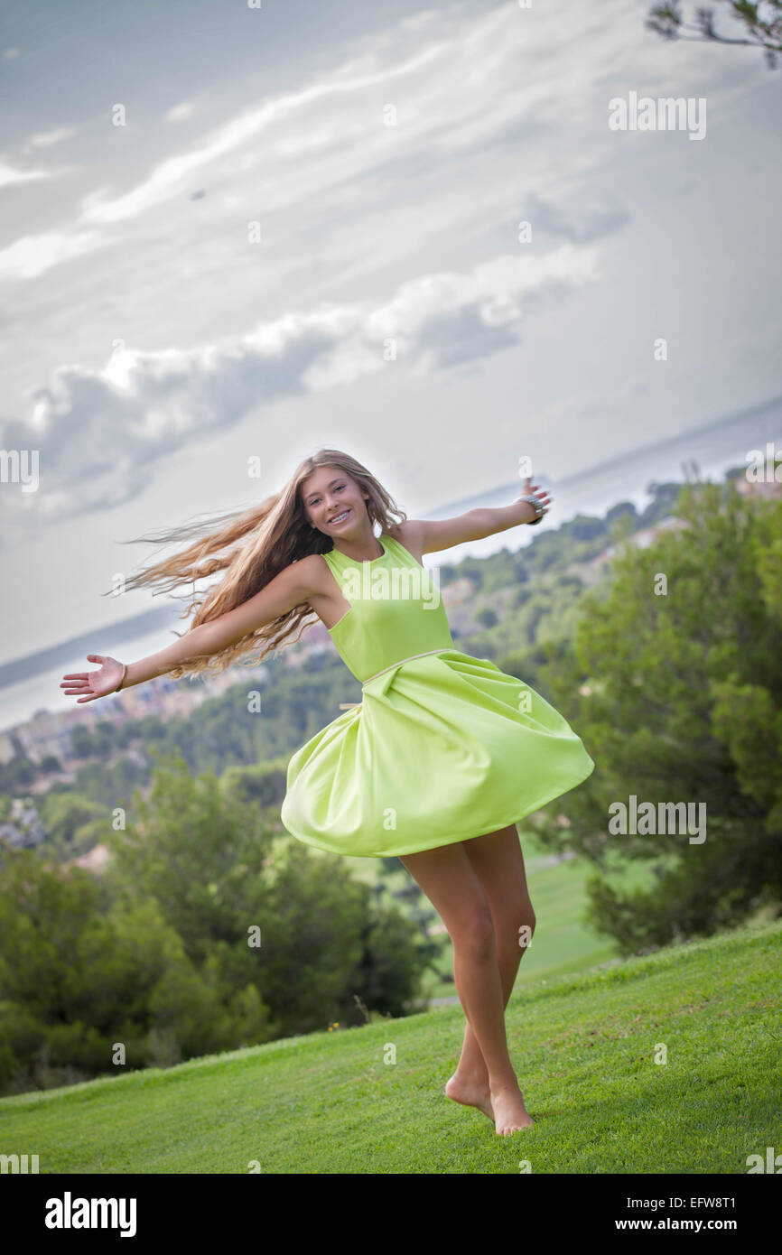 unbeschwert gesunde Frau tanzt im Sommer Stockfoto