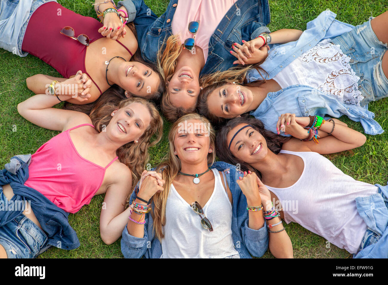 glücklich lächelnd Gruppe von verschiedenen Mädchen im Sommercamp Stockfoto