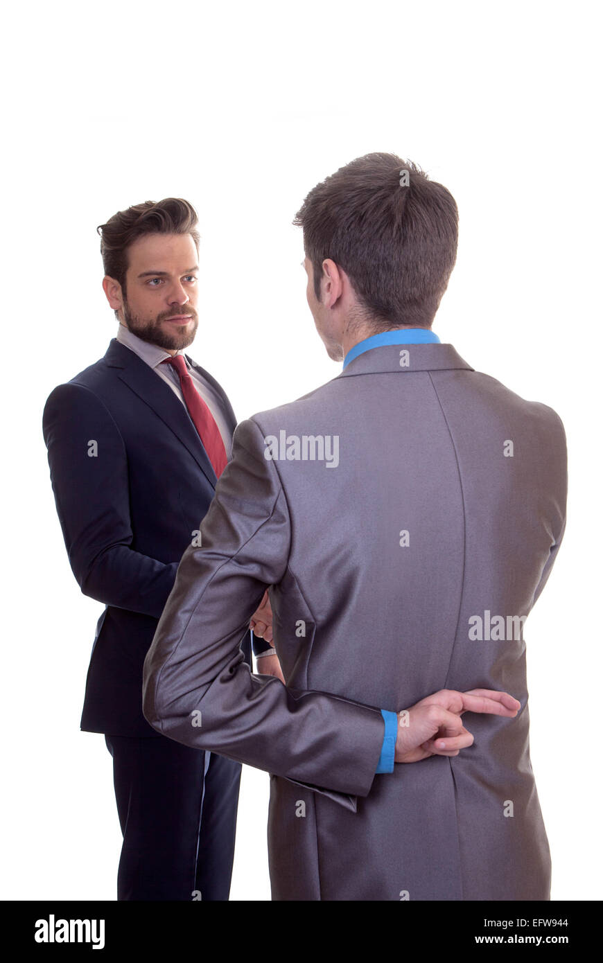 Business-Männer schütteln Hände Finger gekreuzt wegen Hoffnung oder Lüge Stockfoto