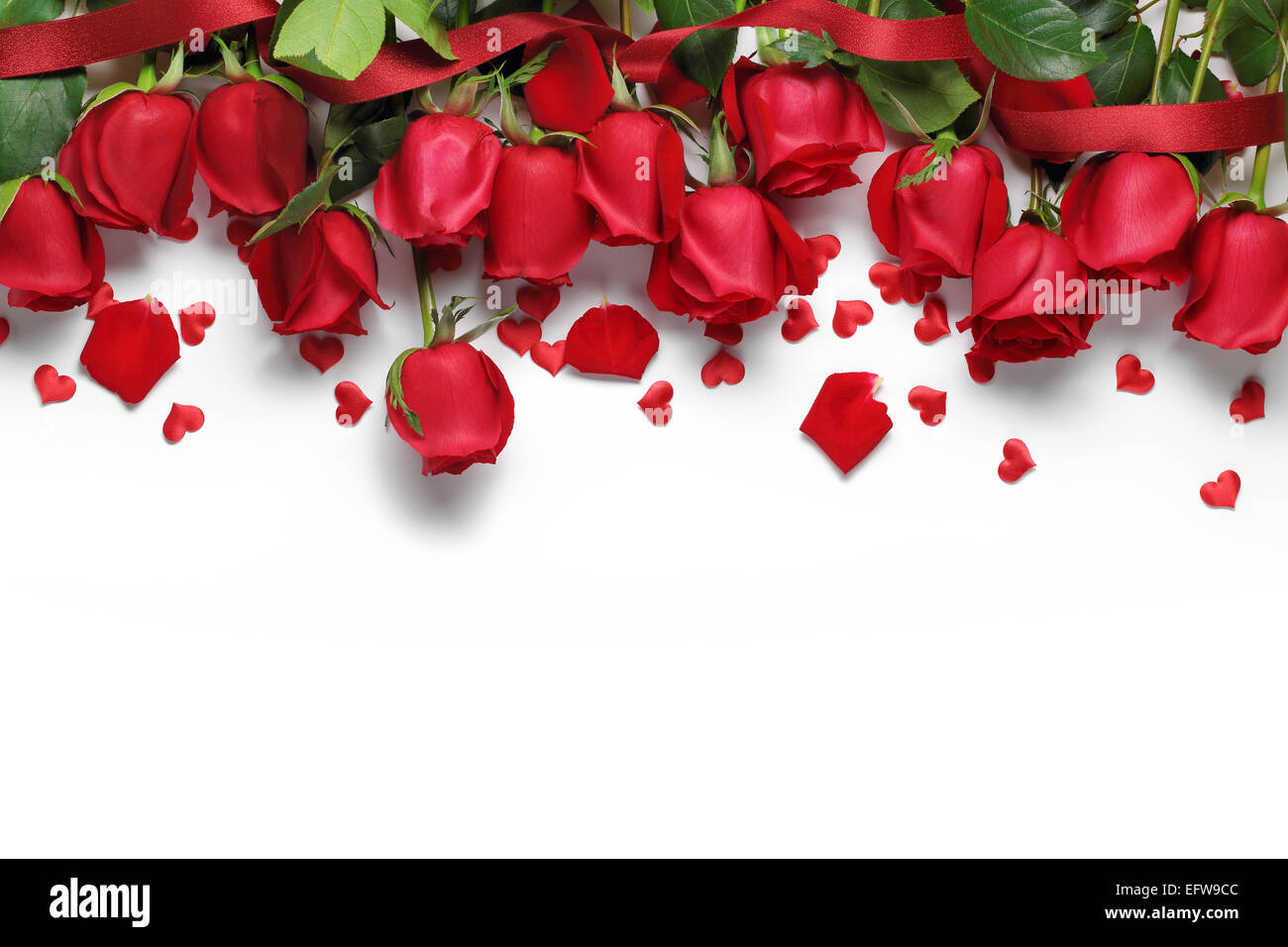 Rote Rosen und Herzen Form Ornamente auf weißem Hintergrund Stockfoto