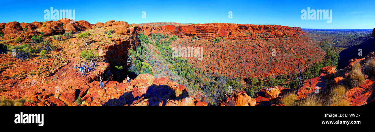 Outback Gruppe Panorama Kings Canyon Wanderer wandern Wanderwege Touristen Menschen Suche Australian Central Australia Stockfoto