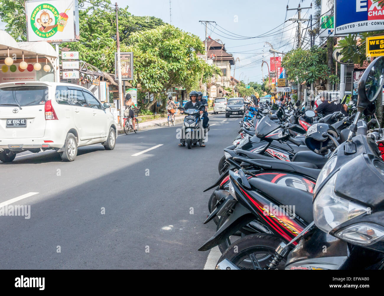 Motorräder geparkt in Ubud, Bali, Indonesien Stockfoto