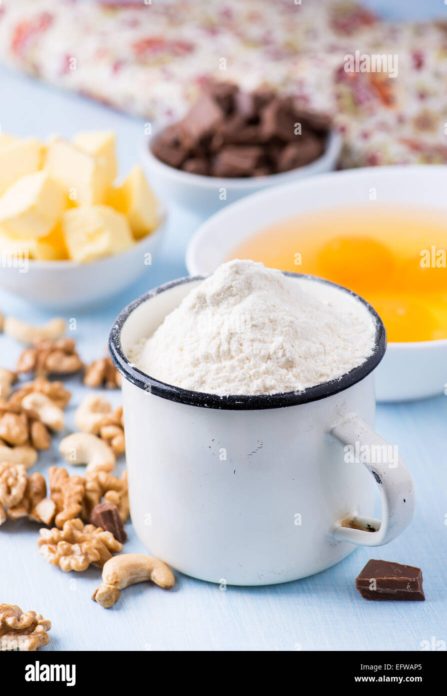 Tasse aus Mehl, Eiern, Butter, Nüssen und Schokolade Brocken. Zutaten für  das Backen. Selektiven Fokus Stockfotografie - Alamy