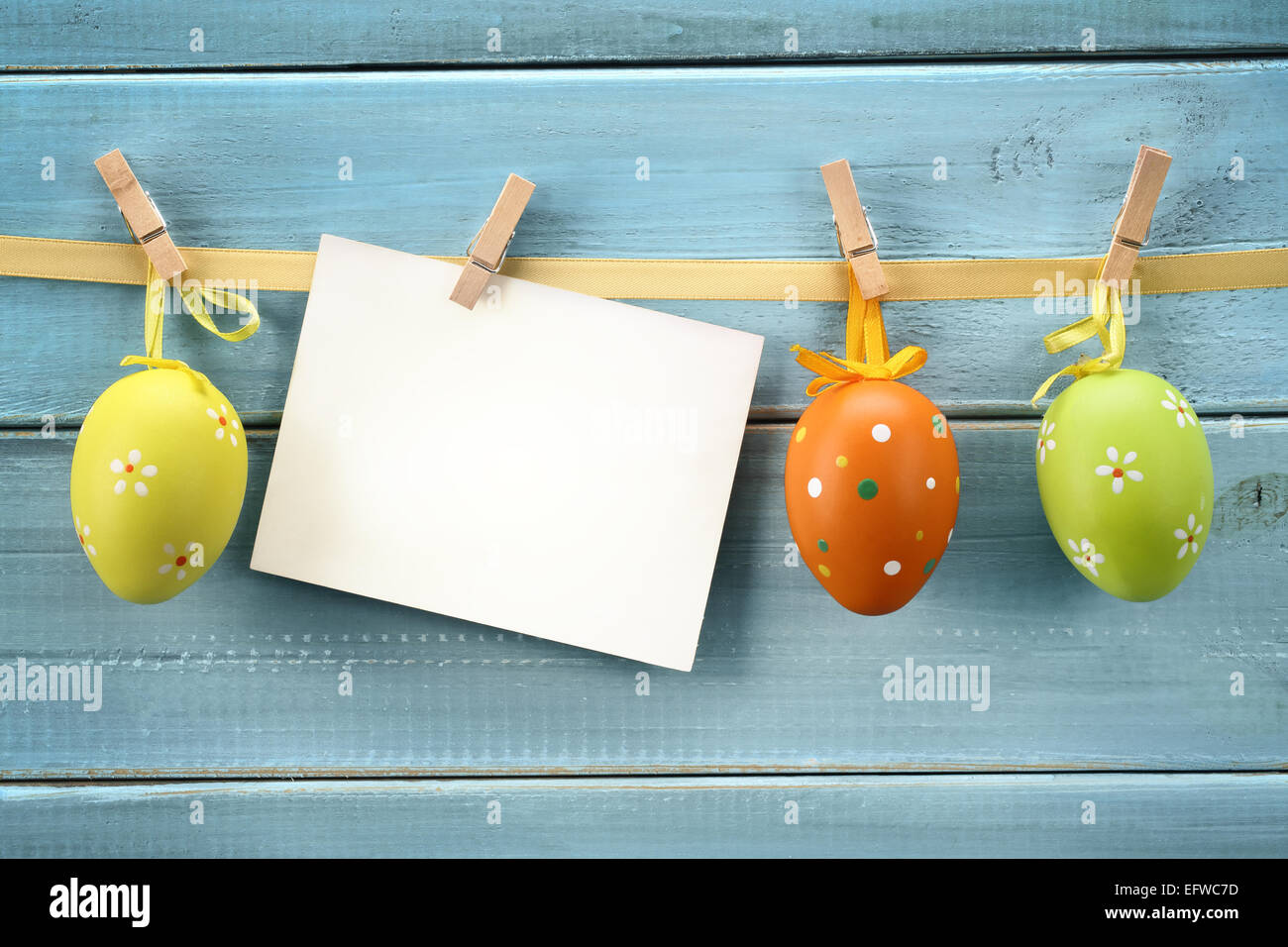 Ostereier Holz Hintergrund mit leeren Karte hängen. Stockfoto Ostereier Holz Hintergrund mit leeren Karte hängen. Stockfoto