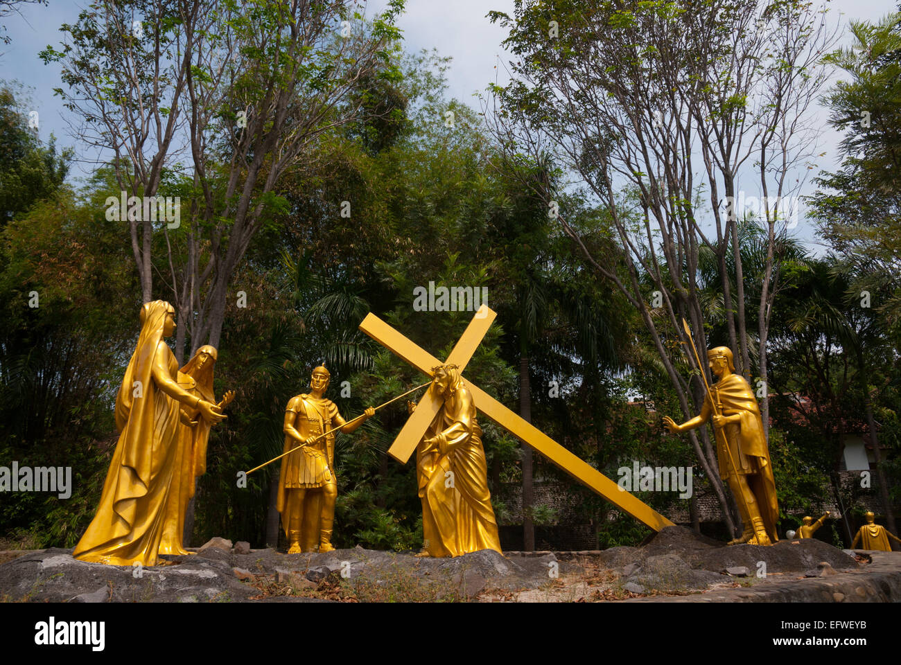 Lebensgroße Skulpturenszene des Kreuzes für die römisch-katholische spirituelle Prozession in der Puh Sarang Kirche in Kediri, Ostjava, Indonesien. Stockfoto