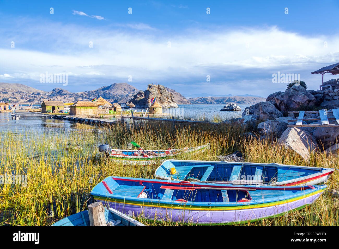 Bunte Boote in der Nähe von schwimmenden Inseln auf dem Titicacasee in der Nähe von Copacabana, Bolivien Stockfoto