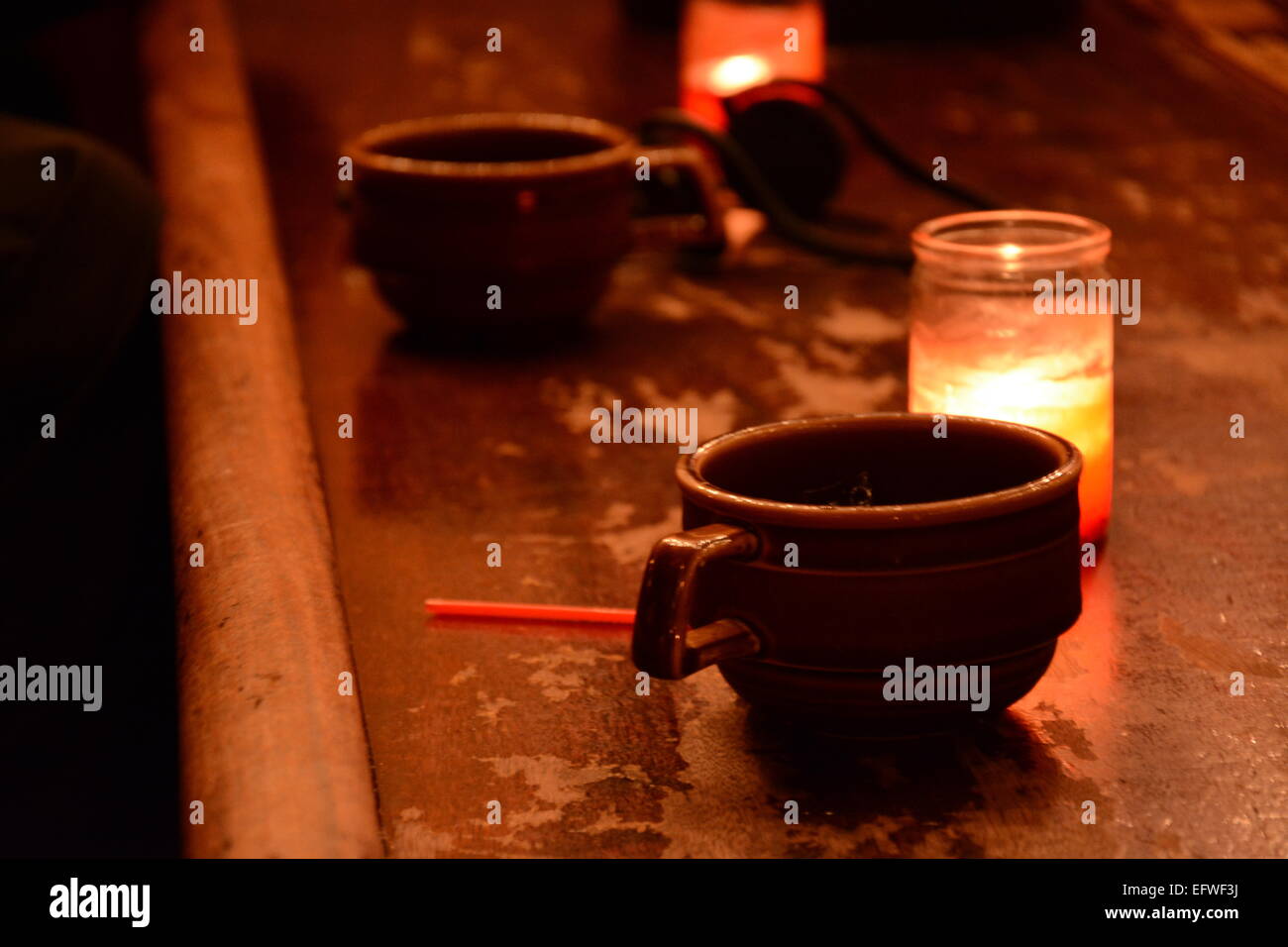 New York, NY, USA. 13. Januar 2015. Cocktails aus Tassen in einer Speakeasy Bar namens "Hinterzimmer" auf der Lower East Side in New York, NY, USA, 13. Januar 2015. Die schmutzigen Schritte hinter einem eine hüfthohe Metalltor sind mit einem Passwort zugänglich. Wer es weiß, können dieses Stück New York Vergangenheit abschliessen. Foto: Nathalie Stüben/Dpa/Alamy Live News Stockfoto