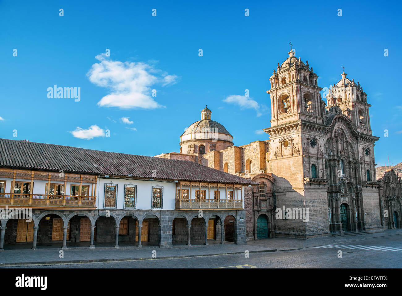 Koloniale Architektur und atemberaubende Kirche auf der Plaza de Armas in Cusco, Peru Stockfoto