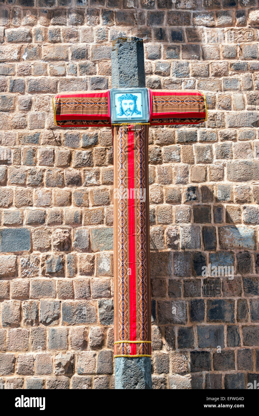 Kreuz mit einem Bild von Jesus darauf im Stadtteil San Blas in Cusco, Peru Stockfoto
