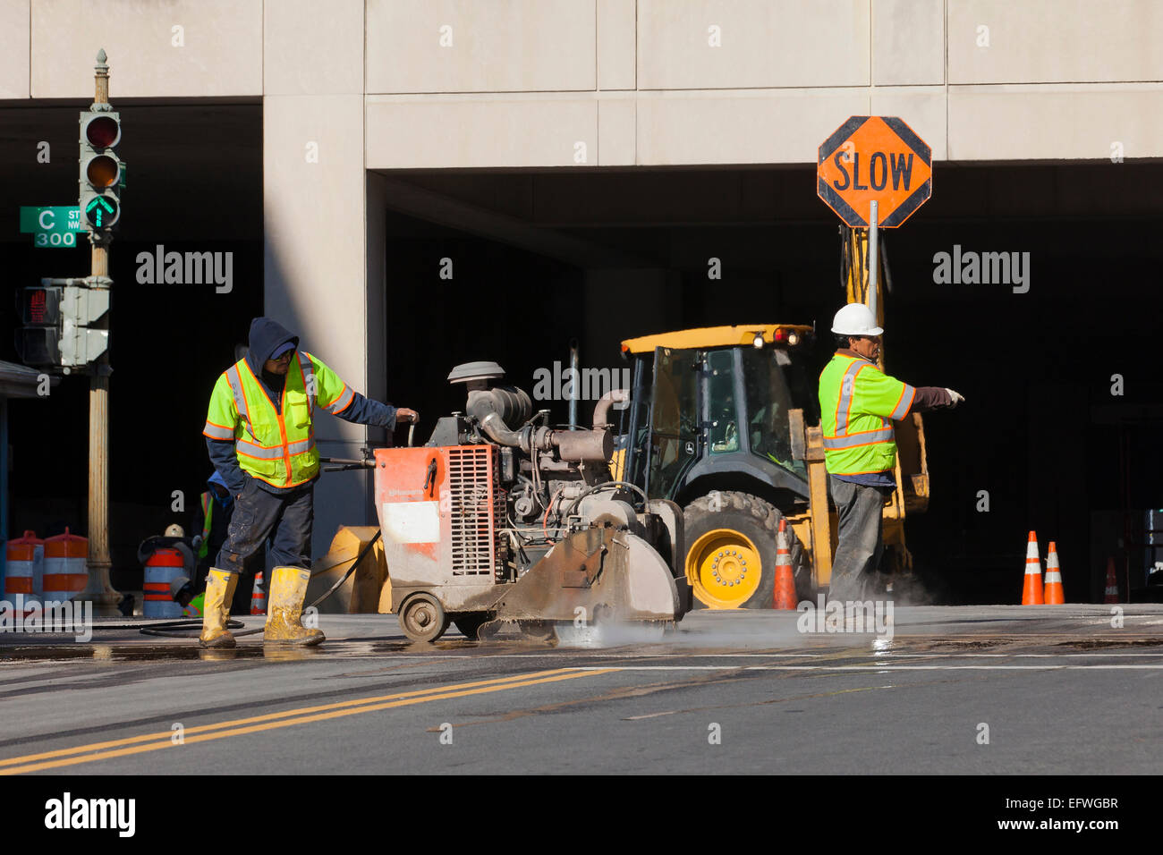 Kommunale Bauarbeiter mit Stop-Schild vor Ort - USA Stockfoto