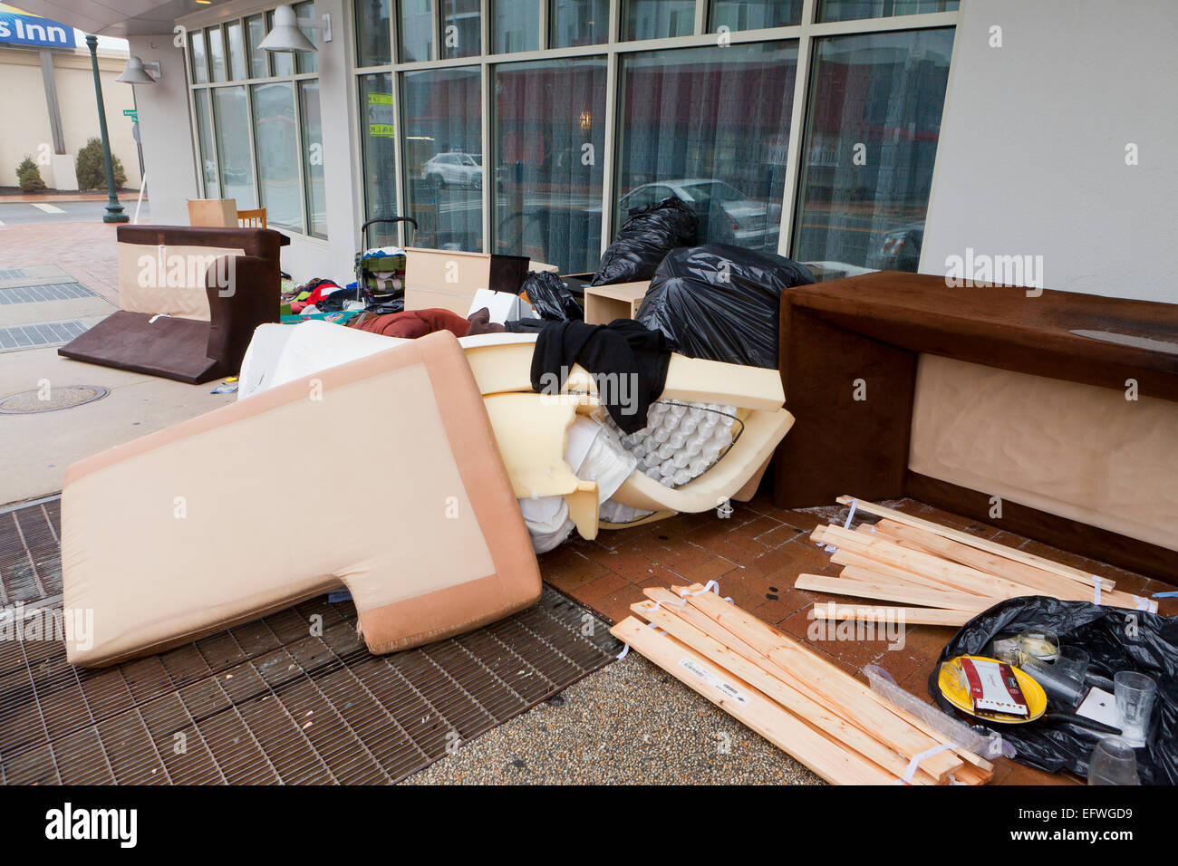 Möbel von Vertriebenen Mieter auf Bürgersteig Mehrfamilienhauses - USA Stockfoto