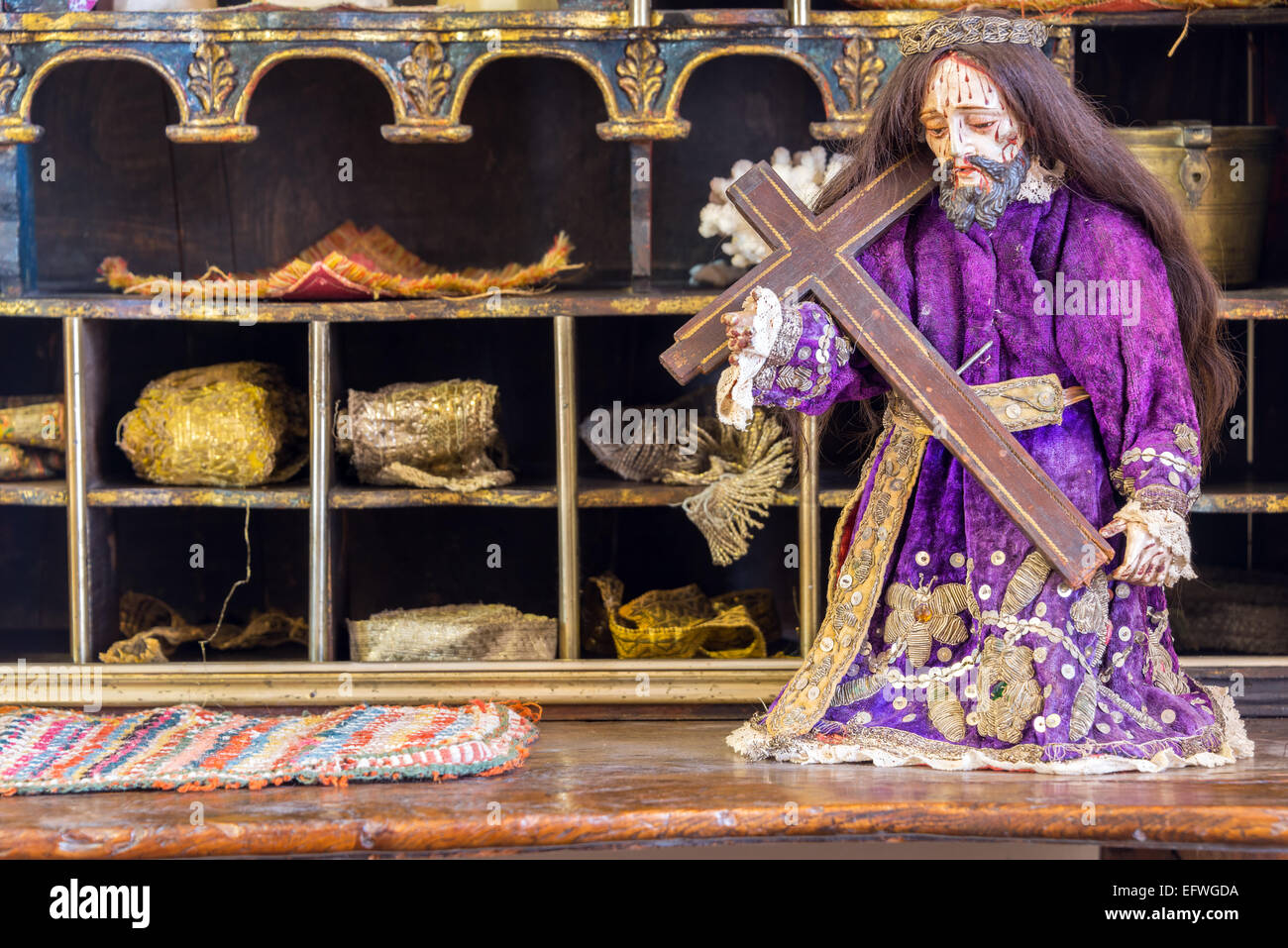 Historische Statue von Jesus in einem Purpurmantel in Bolivien stammt aus der Kolonialzeit Stockfoto