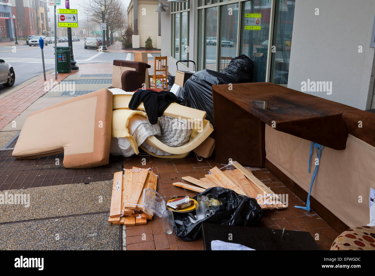 Möbel von Vertriebenen Mieter auf Bürgersteig Mehrfamilienhauses - USA Stockfoto