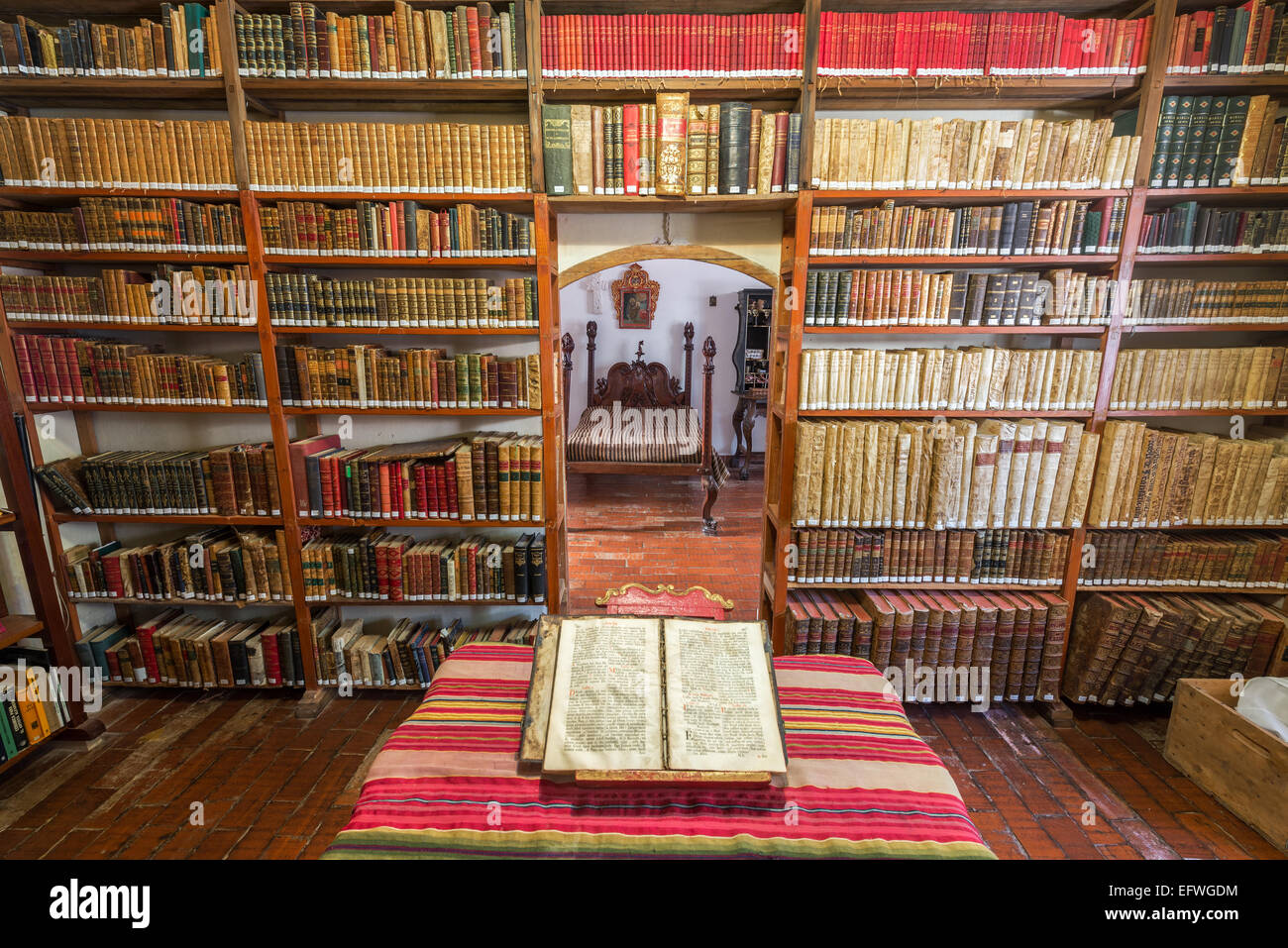 Alte Bücher aus den 1700er Jahren in einer historischen kolonialen Bibliothek in Bolivien Stockfoto